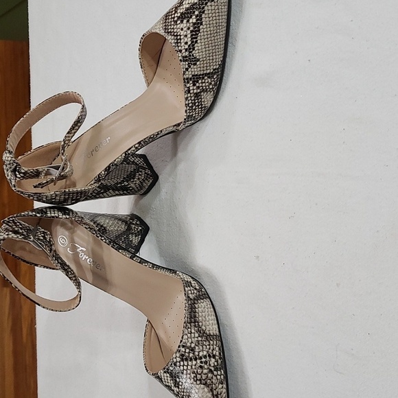 Forever Womens Ankle Strap Heels Faux Snakeskin  Black Tan Size 6 EUC - Picture 10 of 13
